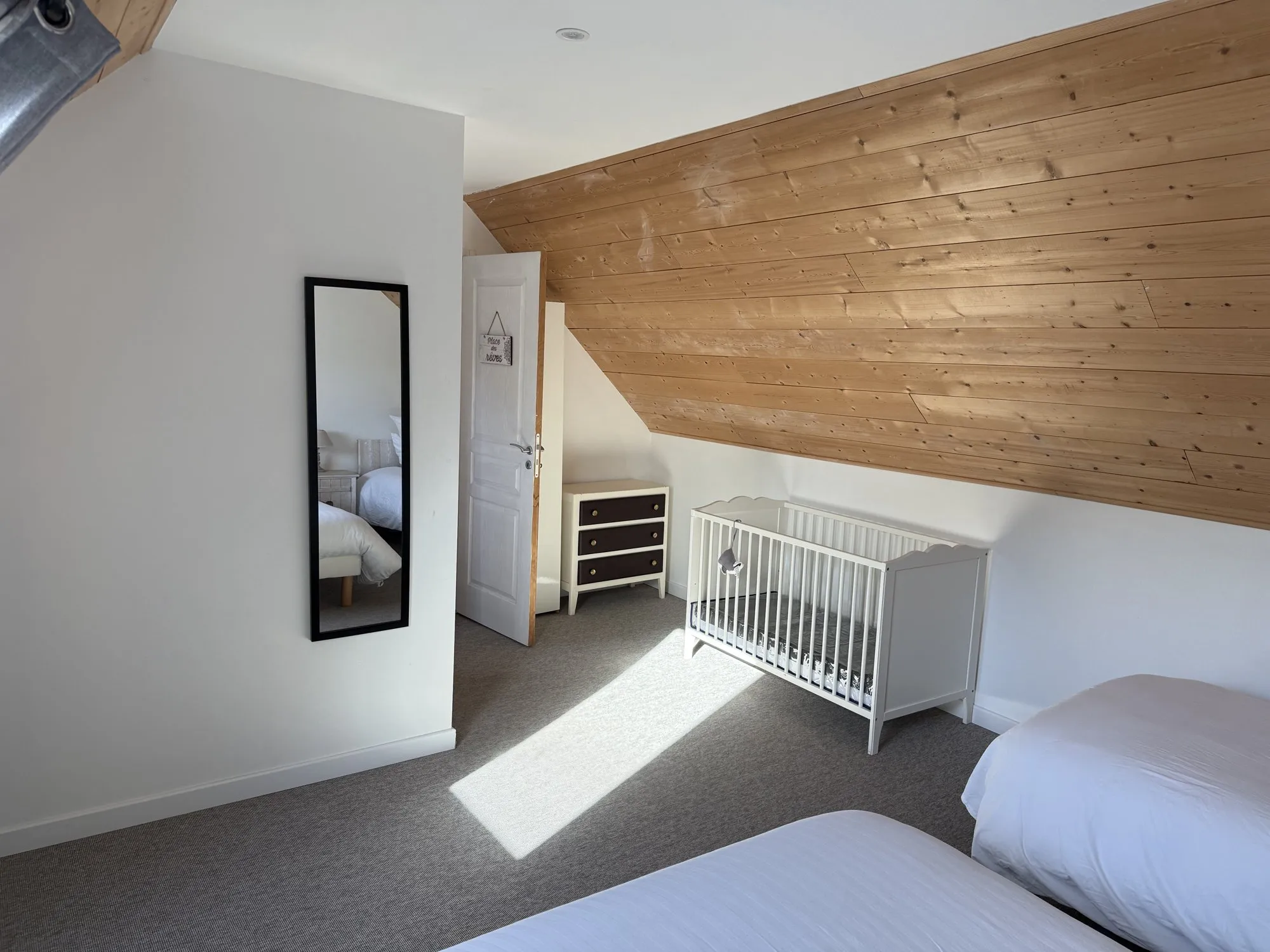 La troisième chambre, avec le lit bébé