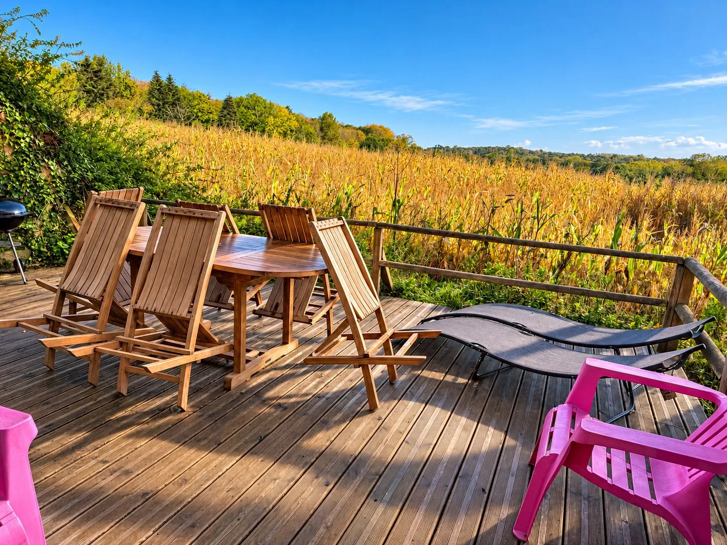 La terrasse en bois du Cottage, face aux champs
