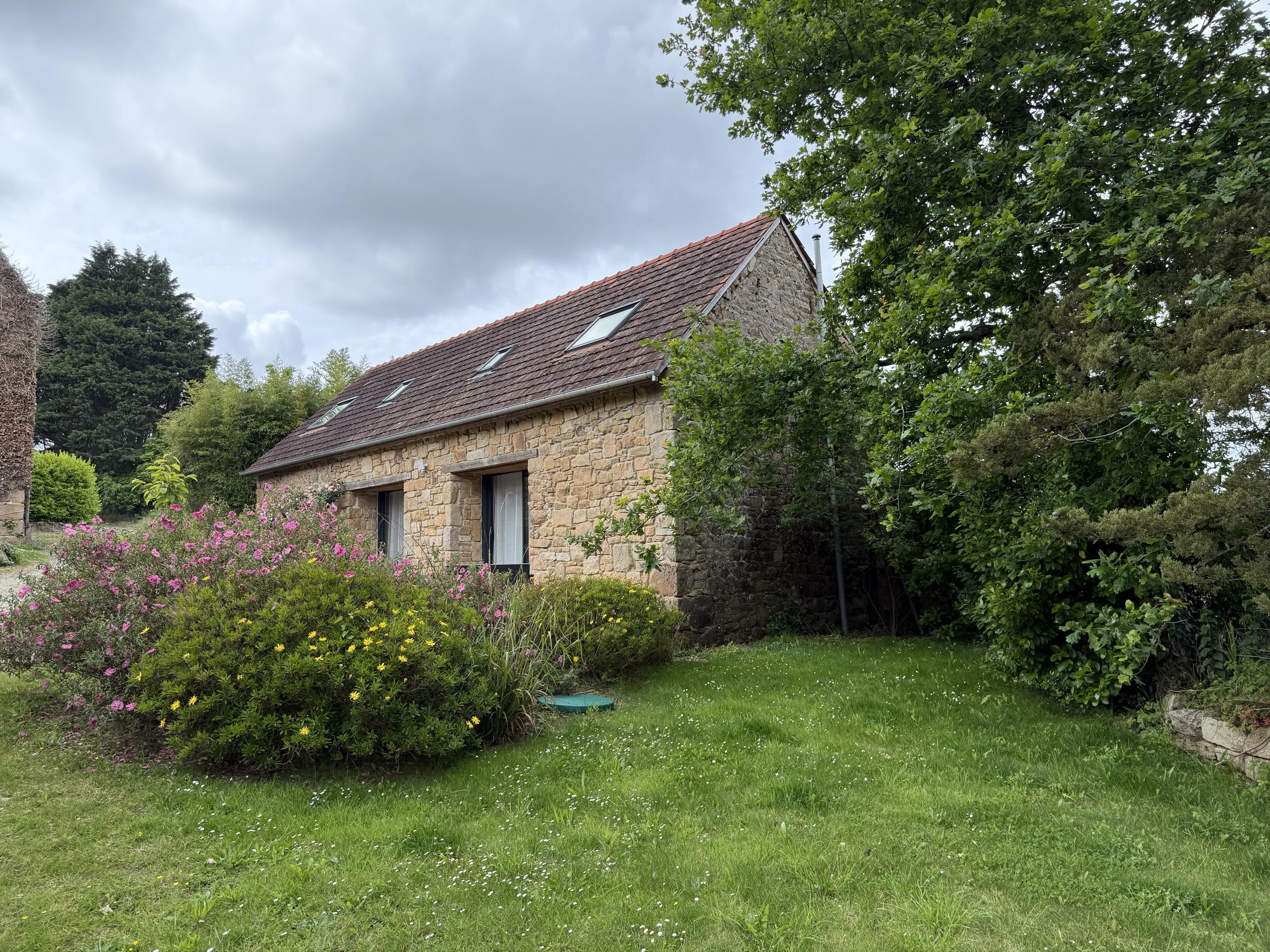 Le Cottage vu du jardin, derrière les massifs