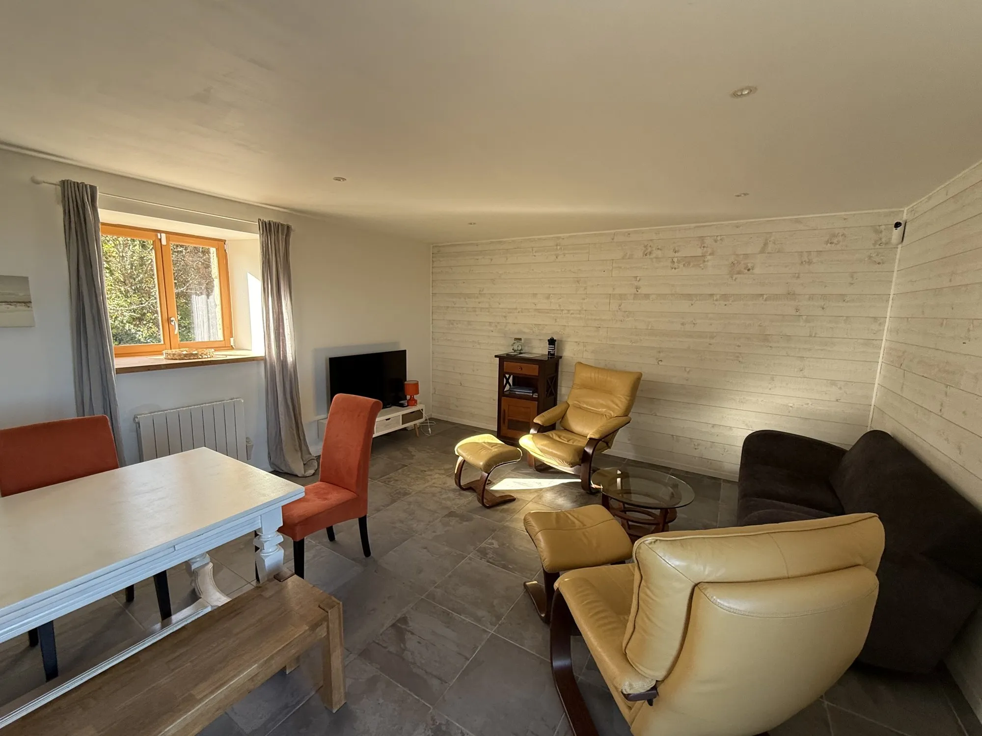 La pièce de vie de la maison, fauteuils et table